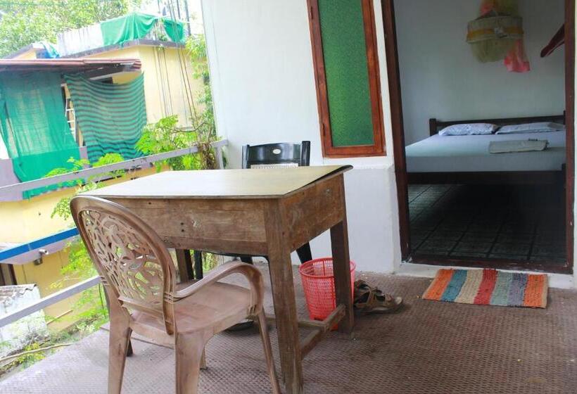 اتاق استاندارد چهار تخته, Johnson S Homestay   Ecohouseboat