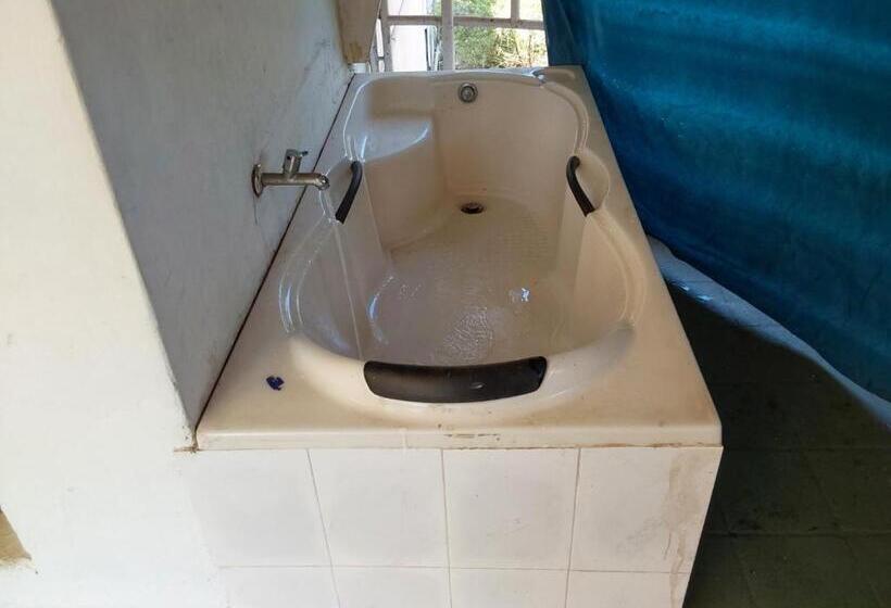 اتاق استاندارد با بالکن, Johnson S Homestay   Ecohouseboat