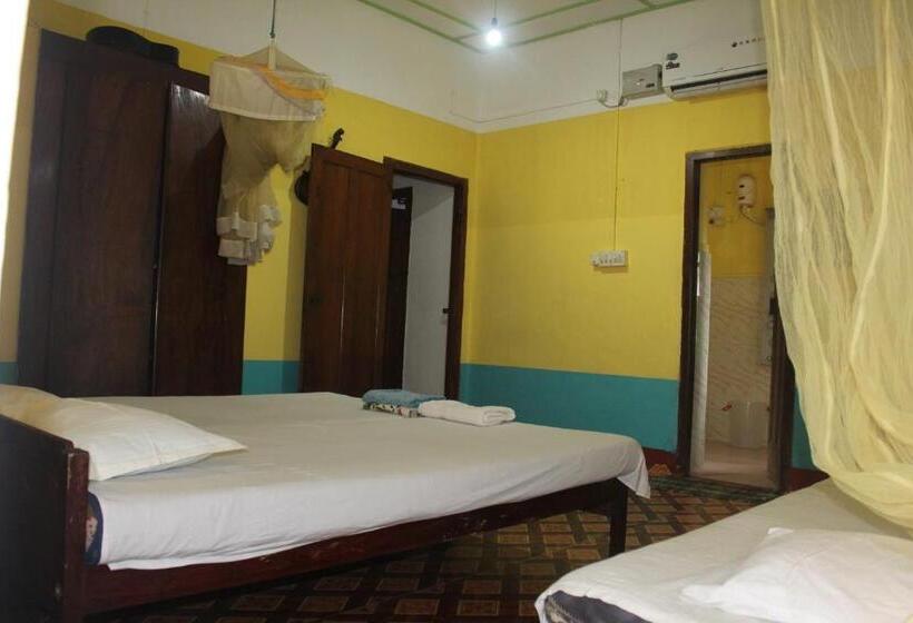 اتاق استاندارد با بالکن, Johnson S Homestay   Ecohouseboat