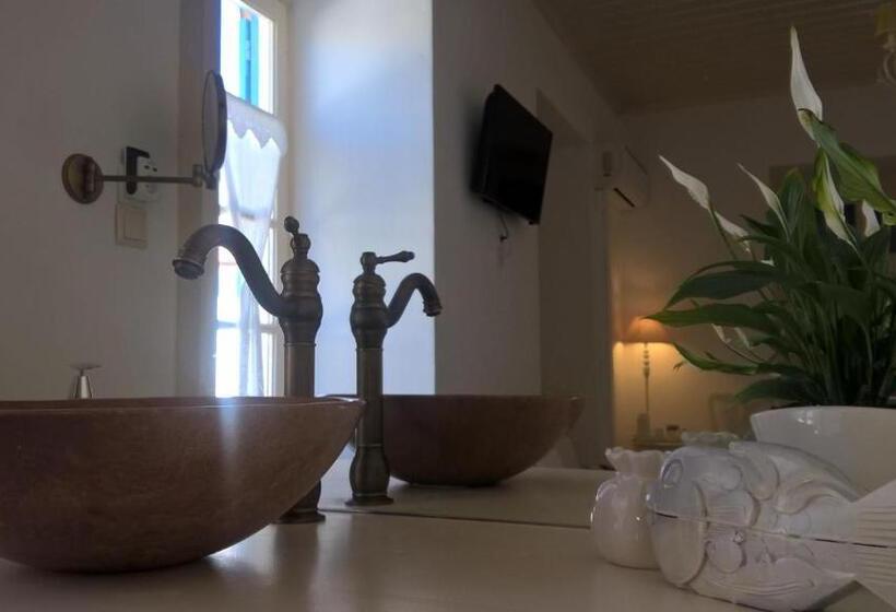 سوییت جونیور با چشم‌انداز دریا, Galaxa Mansion