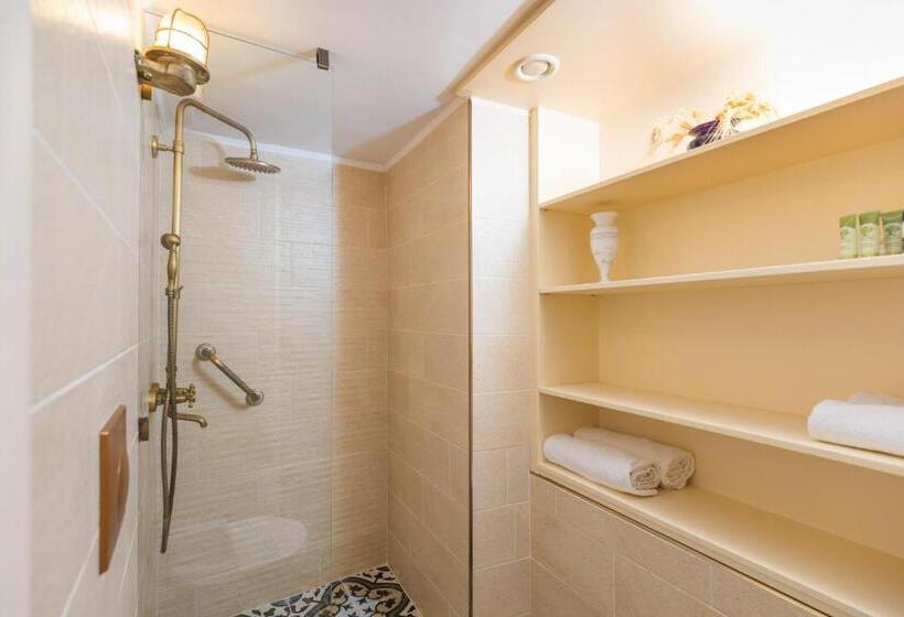 Четырехместный Номер Deluxe, Galaxa Mansion