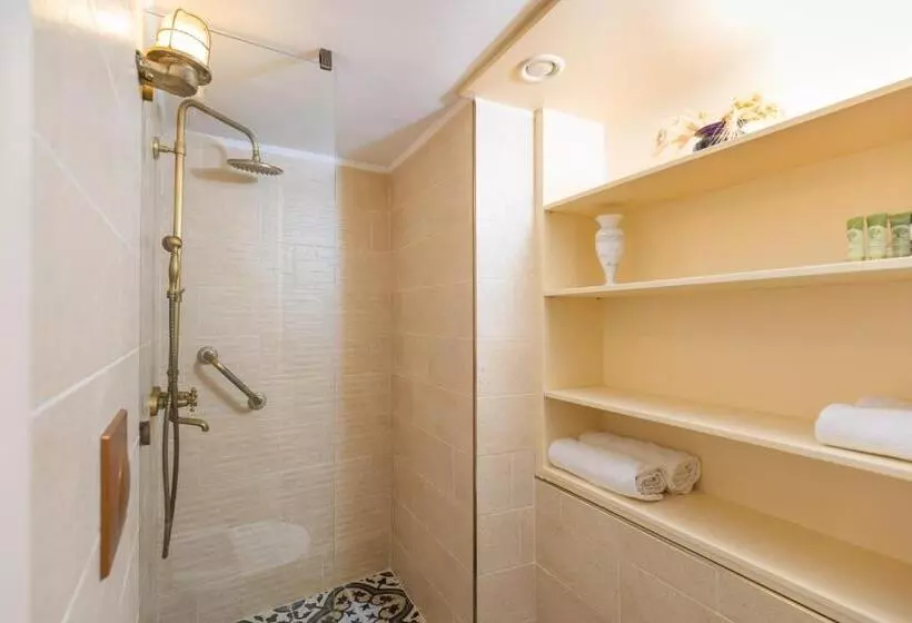 Deluxe Neljän Hengen Huone, Galaxa Mansion