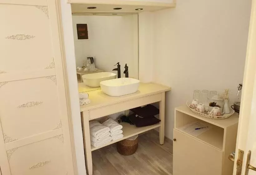 Deluxe Kolmen Hengen Huone, Galaxa Mansion