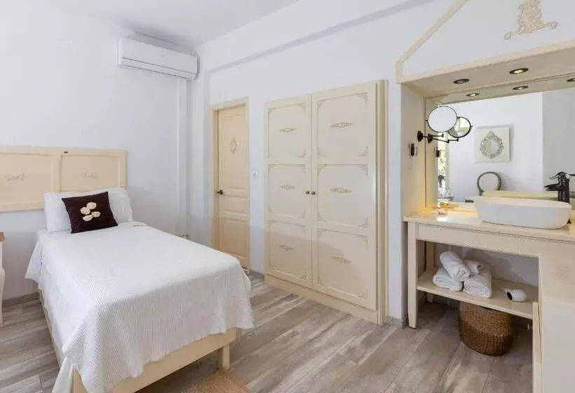 Deluxe Kolmen Hengen Huone, Galaxa Mansion