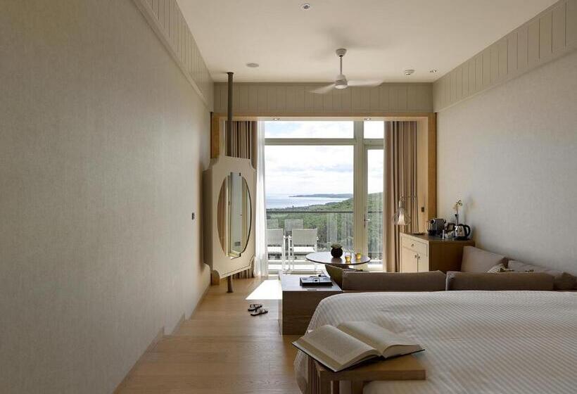 اتاق لوکس با چشم‌انداز دریا, Gloria Manor