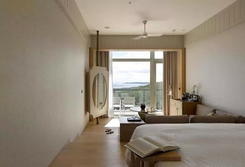 اتاق لوکس با چشم‌انداز دریا, Gloria Manor