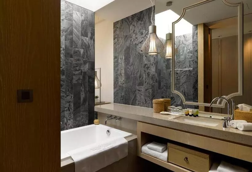 اتاق لوکس با چشم‌انداز دریا, Gloria Manor