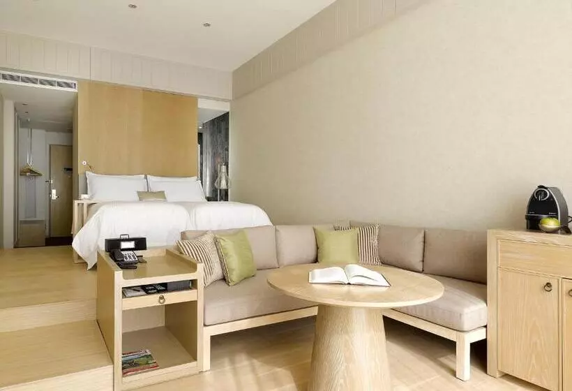 اتاق لوکس با چشم‌انداز دریا, Gloria Manor