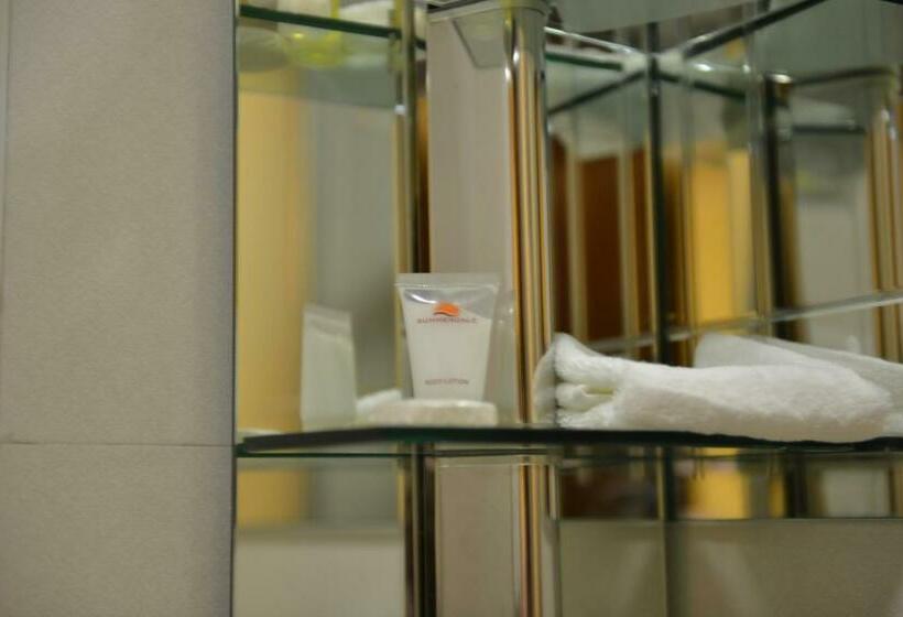 اتاق ساده سه‌ نفره, Summerdale Inn