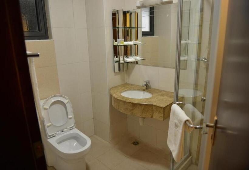 اتاق ساده سه‌ نفره, Summerdale Inn