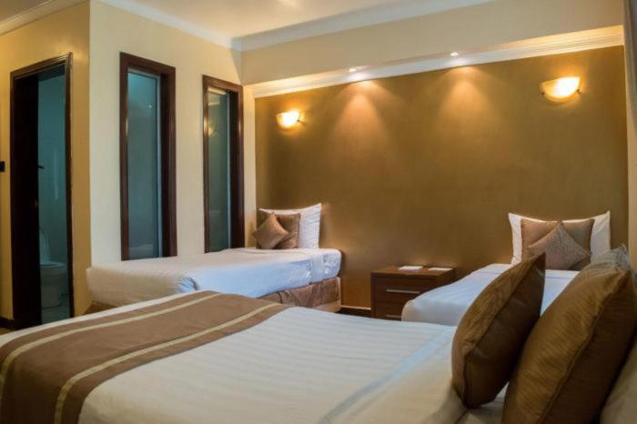 اتاق ساده سه‌ نفره, Summerdale Inn