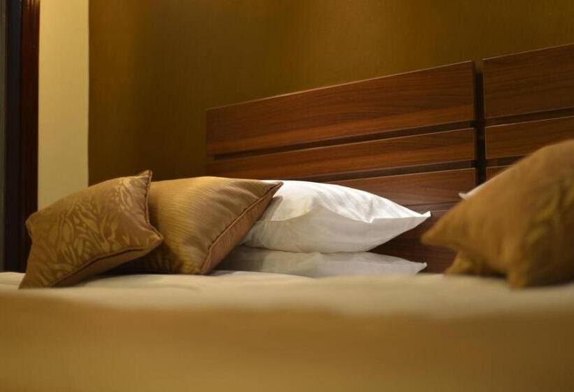 اتاق عادی, Summerdale Inn