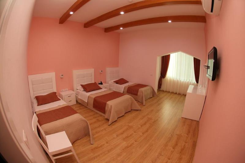 חדר סטנדרט לשלושה, & Restaurant White City