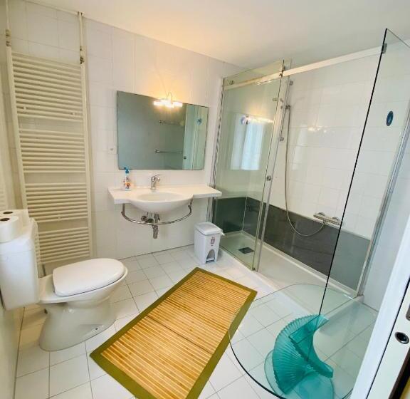 חדר מוזל מקלחת משותפת, Grotto Flora B&b Chambres De Charme