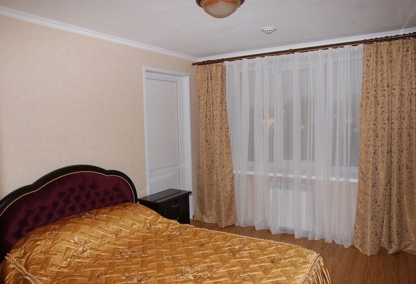 سوییت جونیور, Diana Luxe