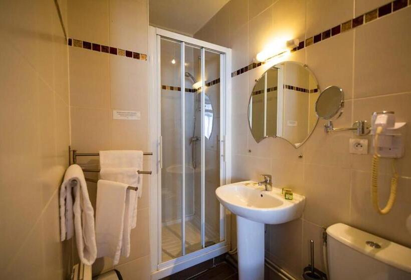 חדר משפחתי, Les Trois Lys