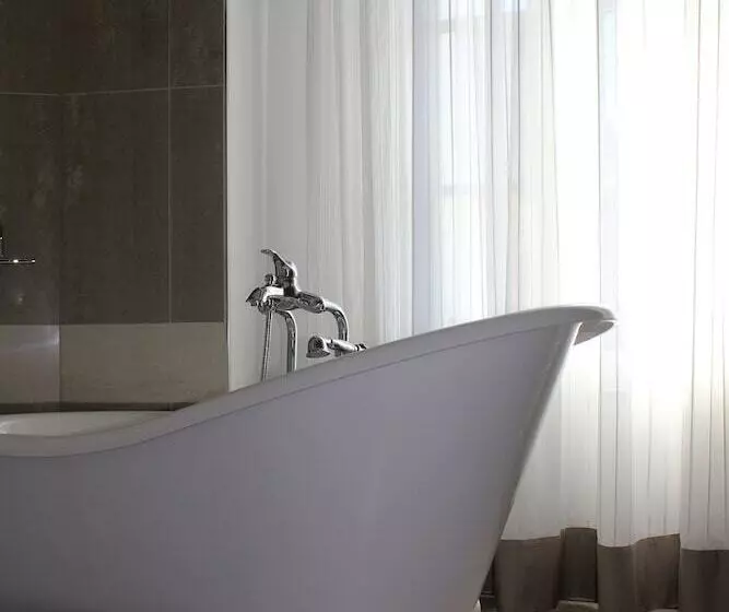 Chambre Deluxe, Metropolis