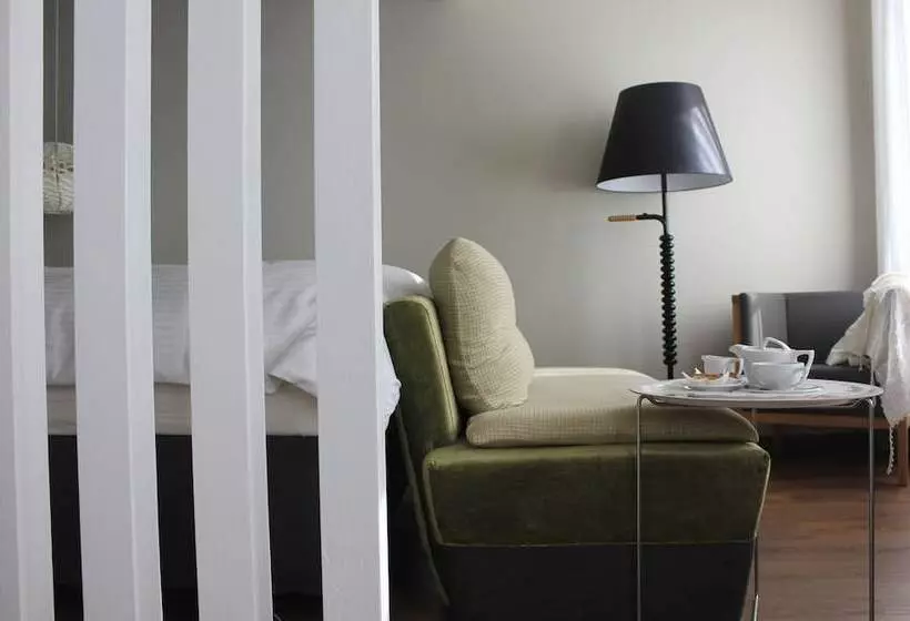 Chambre Deluxe, Metropolis