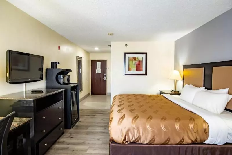 キングサイズベッドのスタンダードルーム, Quality Inn & Suites Woodstock Near Lake Geneva