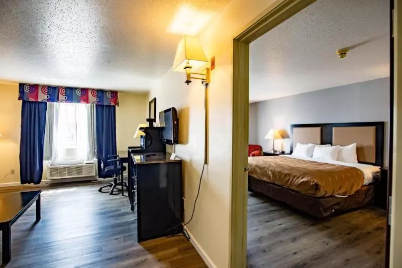 キングサイズベッドのスイートルーム, Quality Inn & Suites Woodstock Near Lake Geneva