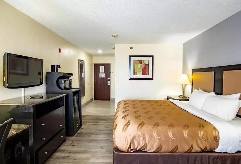 キングサイズベッドのスタンダードルーム, Quality Inn & Suites Woodstock Near Lake Geneva