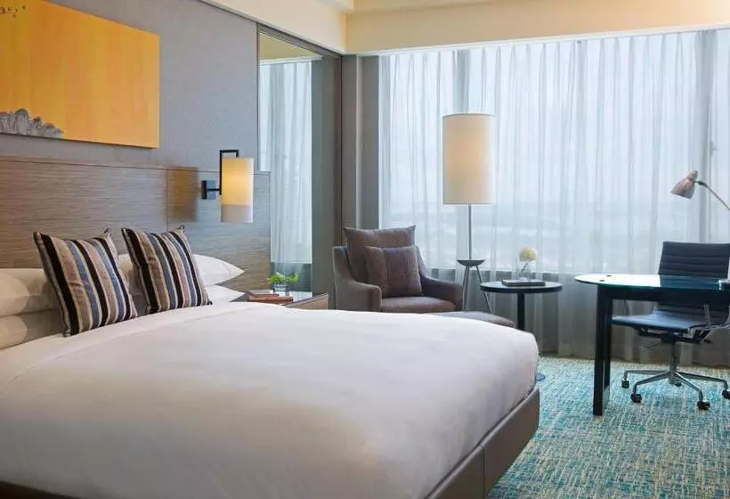 Club Room King Bed, Renaissance Johor Bahru