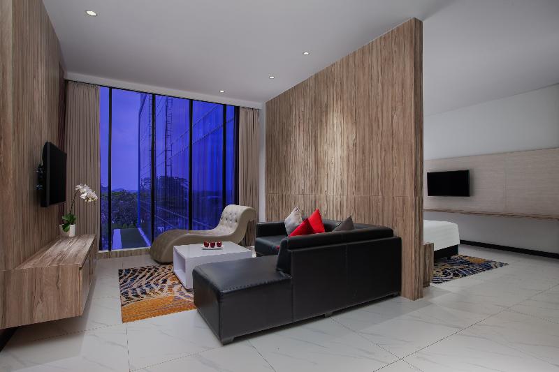 חדר קלאב, The Alana  Surabaya