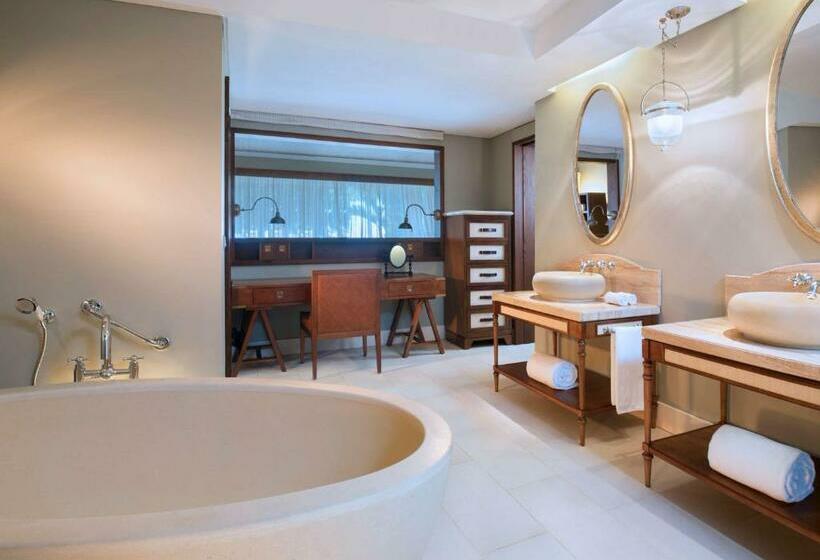 سوئیت جونیور با تخت بزرگ, The St Regis Le Morne Resort, Mauritius