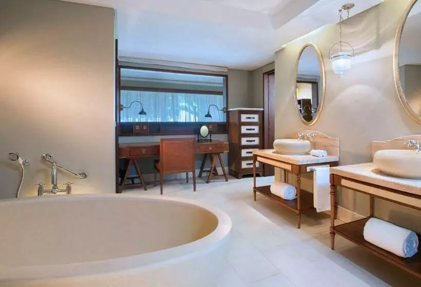 سوئیت جونیور با تخت بزرگ, The St Regis Le Morne Resort, Mauritius