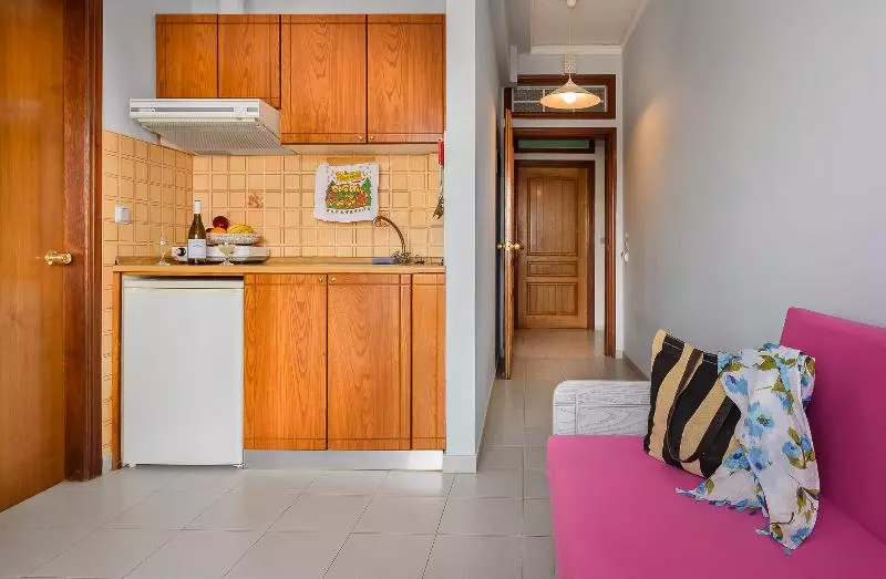 スタンダードスタジオ, Louladakis Apartments