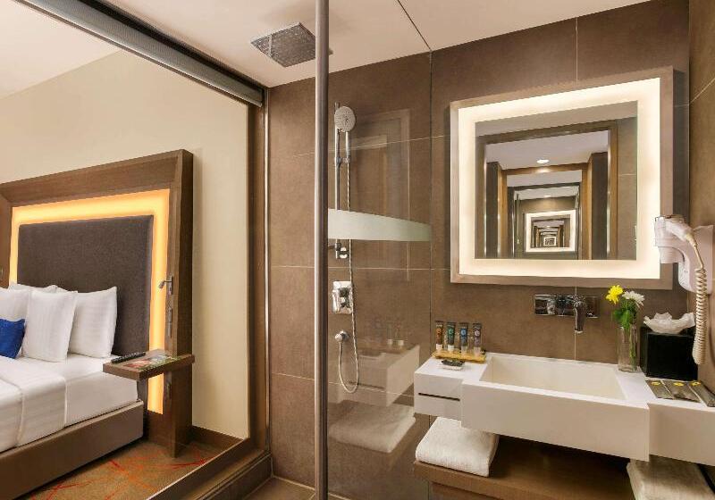 带大床的高级房间, Novotel Ahmedabad