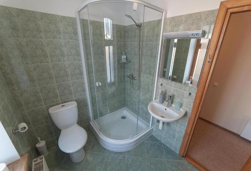 اتاق خانوادگی, Katrina