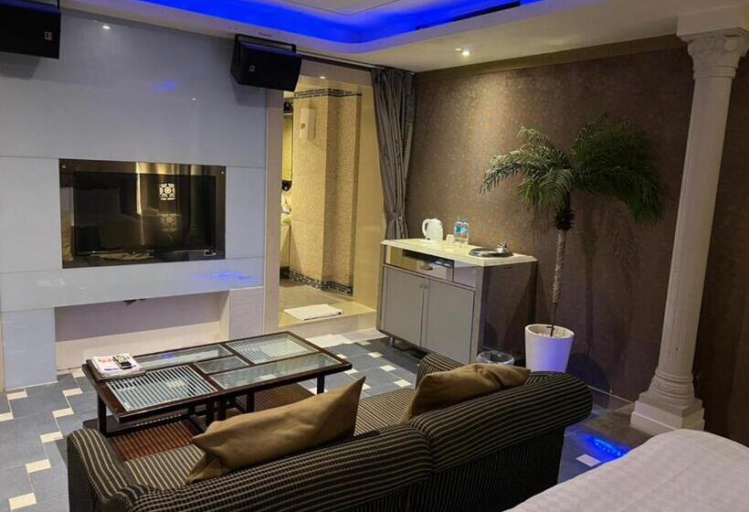 اتاق استاندارد با تخت دو نفره بزرگ, Langkei Motel