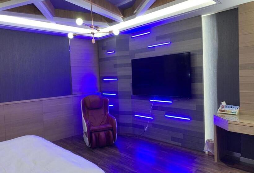 اتاق لوکس, Langkei Motel