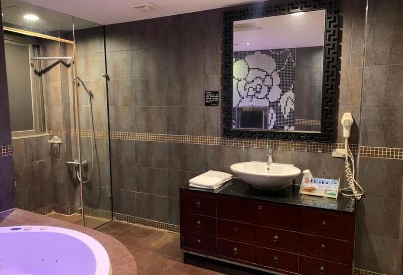 اتاق لوکس, Langkei Motel