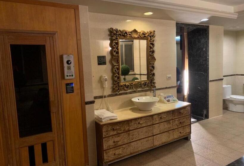 اتاق سوپریور, Langkei Motel