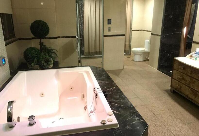 اتاق سوپریور, Langkei Motel