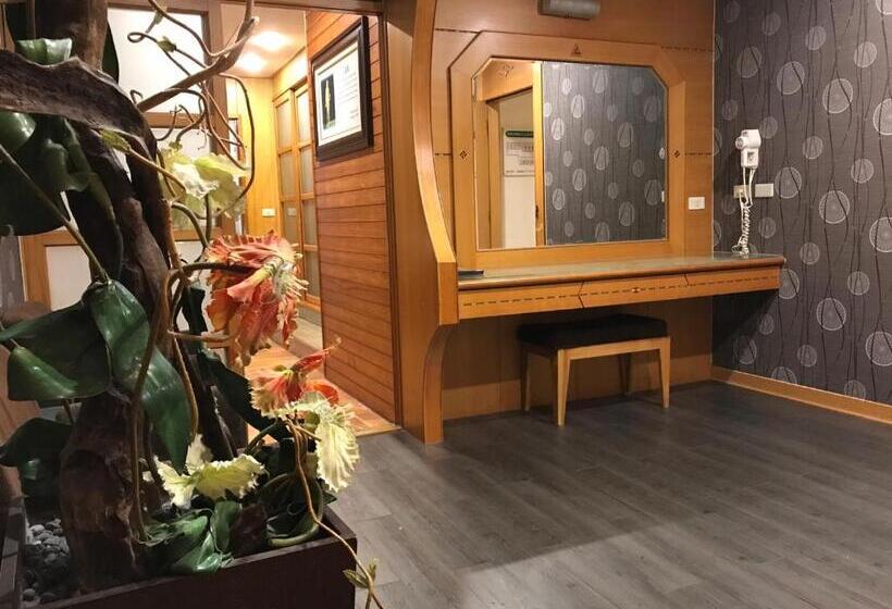 اتاق استاندارد چهار تخته, Langkei Motel