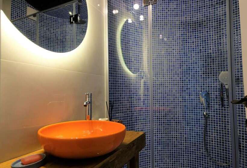 Camera Deluxe, Bir Dem Urla