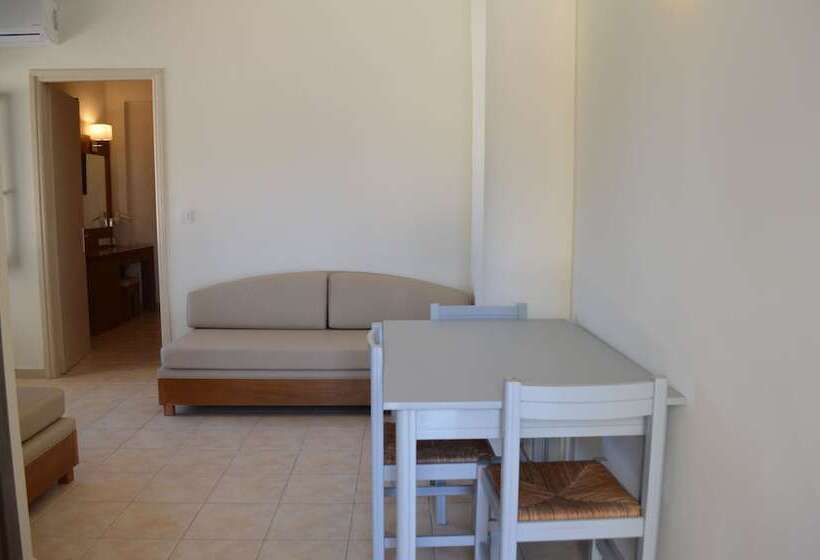 شقة غرفة واحدة, Christina Beach