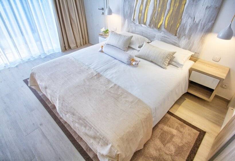 غرفة إدارية مطلة على البحر, Cavtat