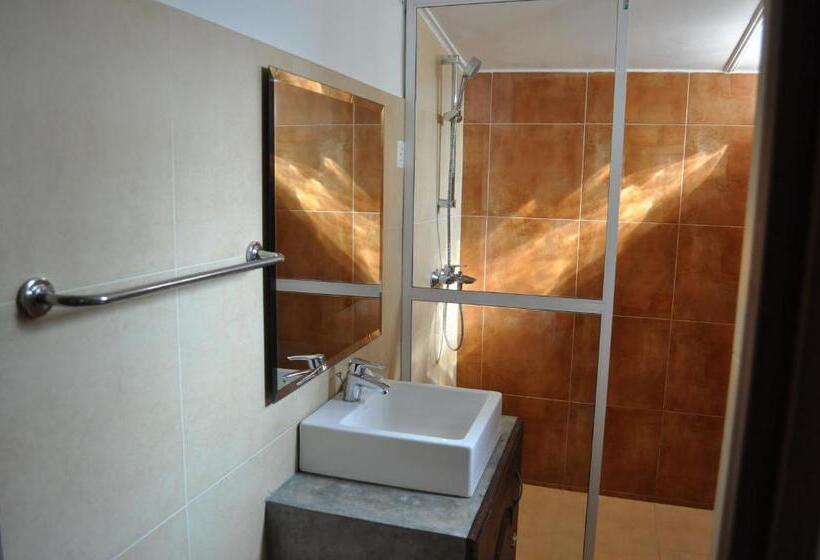 חדר סטנדרט לשלושה, Dions Guest House