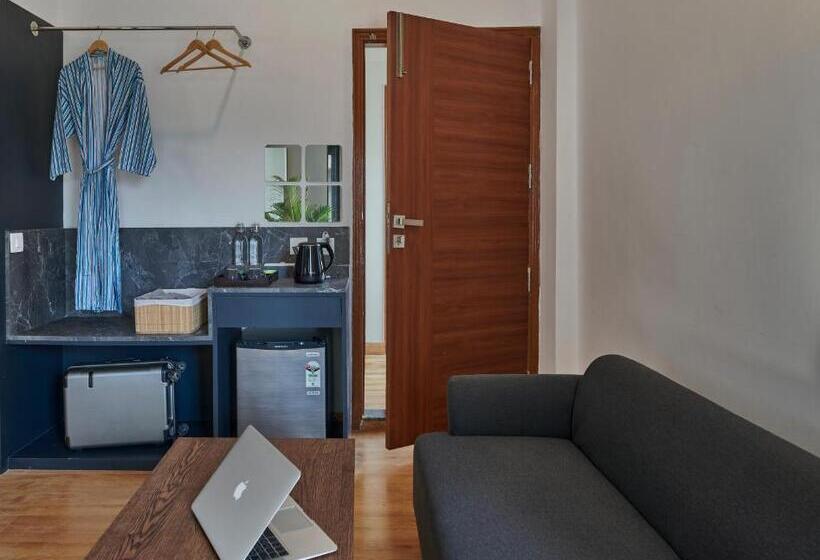 小型套房带阳台, Poshtel Vns