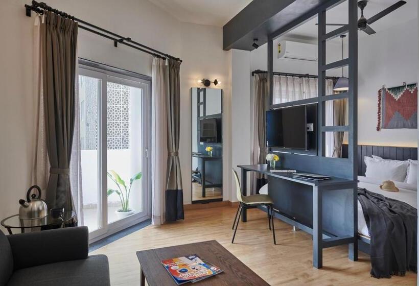 小型套房带阳台, Poshtel Vns