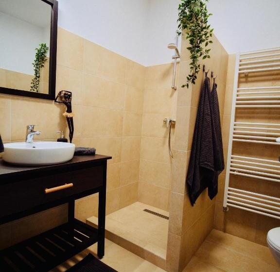 标准间, Zakarias Apartments