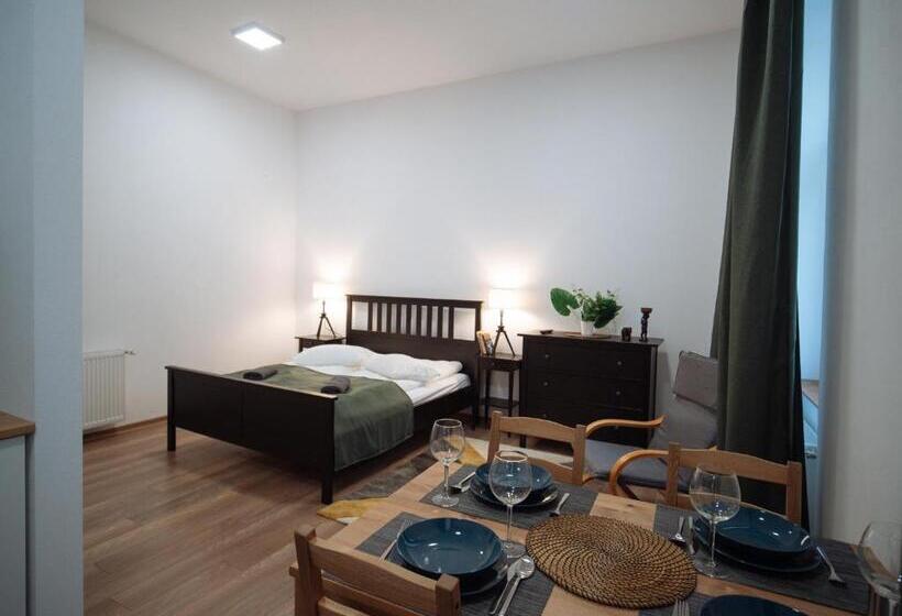 استودیوی استاندارد, Zakarias Apartments