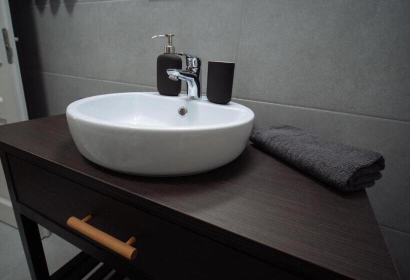 标准工作室, Zakarias Apartments