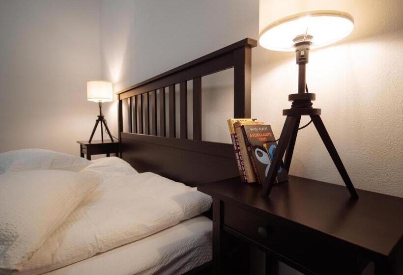 استودیوی استاندارد, Zakarias Apartments