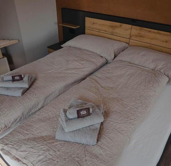 جناح عائلي, Stalder Meat & Bed