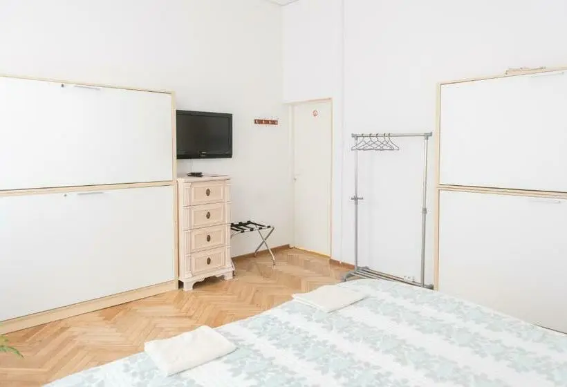 سوییت خانوادگی, Hostel Liberty